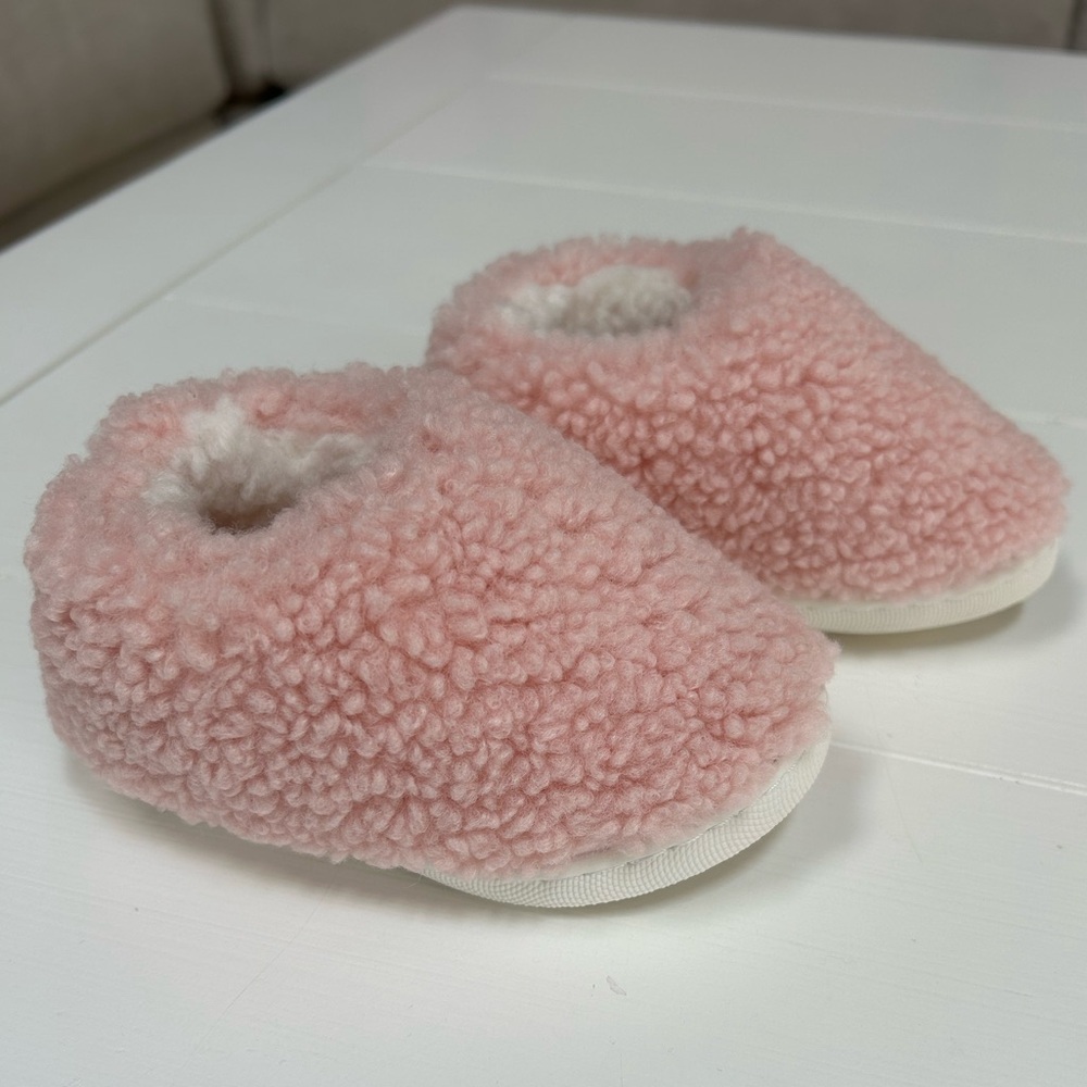 New- toddler girls Sherpa slippers